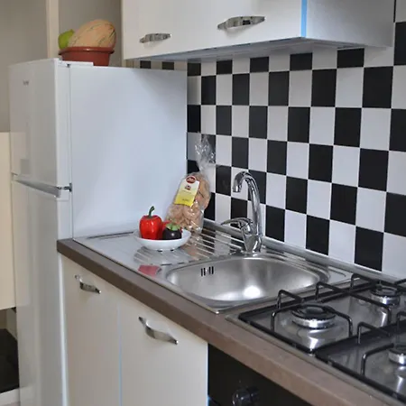 شقة Three Bedroom Very Close To The In *